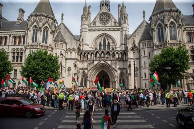 Bilder des Jahres 2025, News 07 Juli News Themen der Woche KW27 We Are All Palestine Action protest in London LONDON, UNITED KINGDOM - JULY 4: Pro-Palestinian activists stage a solidarity protest outside Royal Courts of Justice as co-founder of Palestine Action Huda Ammori takes Home Secretary to High Court over proscription of the group as terror organization in London, United Kingdom on July 4, 2025. Ammori is seeking to block the proscription coming into effect. Palestine action was banned after 4 members broke into a military airbase and sprayed red paint over airplanes. Tayfun Salci Anadolu London United Kingdom. Editorial use only. Please get in touch for any other usage.  Copyright: x2025xAnadoluxTayfunxSalcix