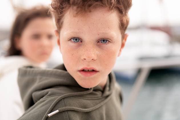 Creative Highlights Symbolbilder Children stands at a marina in Fuerteventura, Spain. The soft focus background features blurred boats, creating a serene coastal atmosphere. Model Released HodeiUnzueta_ID29104_888698_005 Copyright: xHodeixUnzuetax