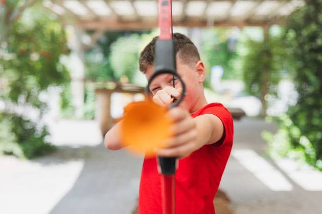Creative Highlights Symbolbilder MR_ID29834_21528_EtxahunUnzueta.jpg, MR_ID29834_21529_ArhaneUnzueta.jpg A young adventurer focuses intently on a playful archery target, embodying the spirit of outdoor challenges. This image captures the essence of fun, learning, and active play Model Released HodeiUnzueta_ID29834_1007977_012 Copyright: xHodeixUnzuetax