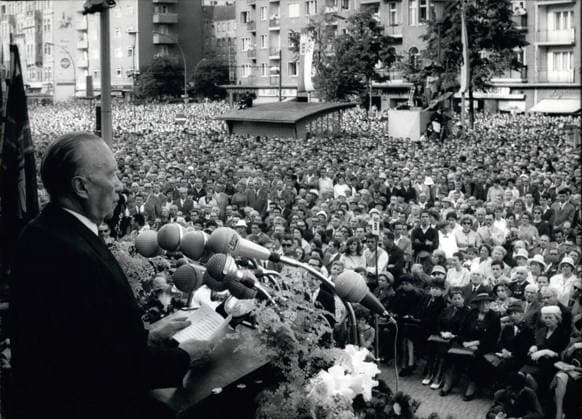 US-Politik Regierung 6. Juni 1962 - Tag der Deutschen Einheit in Berlin. 150.000 Berliner strömen zu einer Demonstration am Tag der Deutschen Einheit zum Schöneberger Rathaus. Sie gedenken der Opfer des Volksaufstands vom 17. Juni 1953 in der Sowjetzone und des unbekannten Mauerfalls. OP: Bundeskanzler Dr. Konrad Adenauer spricht zu den Berlinern. Keystone-Berlin, 17.6.1962 *** US politics Government 6 June 1962 Day the Germans Unit in Berlin 150 000 Berlin stream to a Demonstration on Day the Germans Unit to Schöneberger City Hall you Commemoration the Victims of Popular Uprising from 17 June 1953 in the Soviet Zone and of Unknown Fall of the Wall OP Federal Chancellor Dr Konrad Adenauer speaks to the Berliners Keystone Berlin, 17  Copyright: xUnitedxArchivesx xkpaxKeystonex 19620606_baf_k09_127