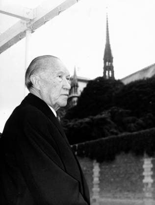 Bundeskanzler Konrad Adenauer 1876 - 1967 4. Juli 1962 - Paris, Frankreich - Bundeskanzler Konrad Adenauer unternahm eine Kreuzfahrt auf der Seine auf der Borde Fretigny. Er wurde im Pariser Hotel de Ville von Christian Taittinger empfangen. An Bord der Borde Fretigny befanden sich Seine Exzellenz, der deutsche Botschafter Blankenhorn, Bundesinnenminister Frey und Bundesaußenminister Schröder. Paris France *** Federal Chancellor Konrad Adenauer 1876 1967 4 July 1962 Paris, France Federal Chancellor Konrad Adenauer undertook a Cruise at the its at the Borde Fretigny he was at Paris Hotel de Ville from Christian Taittinger received to Board the Borde Fretigny were itself its Excellence, the German Ambassador Blankenhorn, Fe  Copyright: xUnitedxArchivesx xkpaxKeystonex 19620704_mab_k09_782