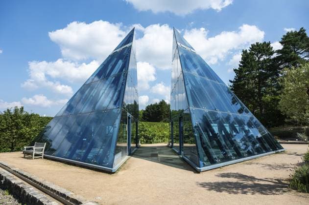 Hamburg, Deutschland, 19. Juli 2024 Gläserne Doppelpyramide im Botanischen Garten der Universität Loki Schmidt, Europa Hamburg, Germany, July 19, 2024 - Double glas pyramid at the Loki Schmidt botanical garden of the university, Europe Copyright: imageBROKER WernerxLerooy ibliqx13868174.jpg