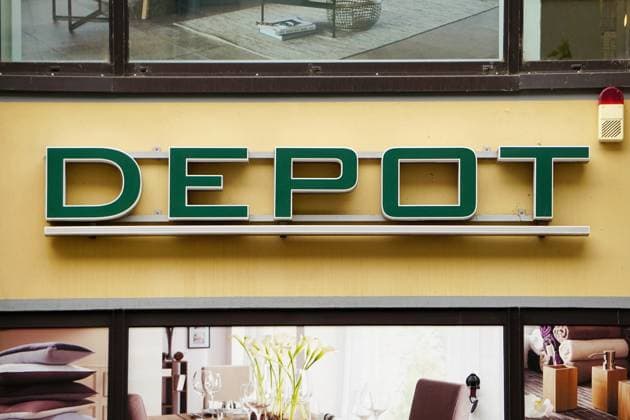 Handelsunternehmen DEPOT, Logo über dem Eingang zu einem Geschäft, Insolvenz in Eigenverwaltung *** Trading company DEPOT, Logo via the Entrance to a Business, Insolvency in Self-administration 1131603905