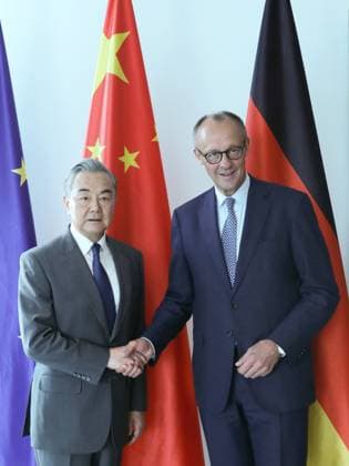 News Themen der Woche KW27 (250704) -- BERLIN, July 4, 2025 -- Chinese Foreign Minister Wang Yi, also a member of the Political Bureau of the Communist Party of China Central Committee, meets with German Chancellor Friedrich Merz in Berlin, Germany, July 4, 2025. ) GERMANY-BERLIN-CHINA-WANG YI-MERZ-MEETING DuxZheyu 