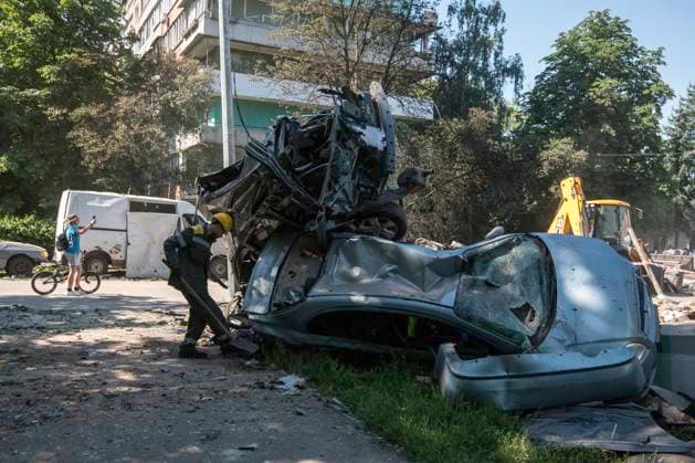 Bilder des Jahres 2025, News 07 Juli News Themen der Woche KW27 The Aftermath Of One Of The Most Massive Attacks On Kyiv Since The Start Of The Full-scale War Municipal workers clean up near burned-out vehicles at the site of Shahed drone strikes on a residential area of Kyiv, Ukraine, on July 4, 2025, after one of the most massive attacks on the city since the start of the full-scale war. Russia launches 539 drones and 11 missiles, mostly ballistic, at Ukraine during the night of July 3 to 4, 2025. Kyiv Ukraine  Copyright: xMaxymxMarusenkox originalFilename: musiienko-notitle250704_nplhH.jpg