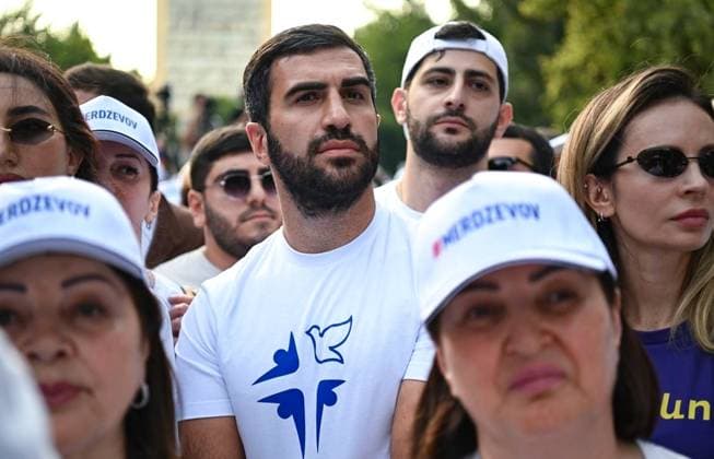 Bilder des Jahres 2025, News 07 Juli News Themen der Woche KW27 Armenia Tashir Group Head Lawsuit 8957755 04.07.2025 The son of the Russian-Armenian businessman Samvel Karapetyan, who has been arrested on June 18 for two months on charges of making public calls to seize power in Armenia, takes part in a rally to support him in central Yerevan, Armenia. The Armenian Criminal Court of Appeal ruled on to keep Karapetyan in pretrial detention for two months. Karapetyan has been supportive of the Armenian Apostolic Church amid tensions between the Church and the Armenian government. Stringer Sputnik Yerevan Armenia  Copyright: xStringerx