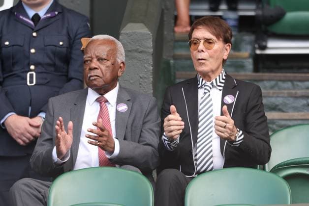 . 04 07 2025. London, United Kingdom. Trevor McDonald and Sir Cliff Richard watching Taylor Fritz match on day five of the Wimbledon Tennis Championships in London.  xStephenxLockx xi-Imagesx IIM-26076-0051