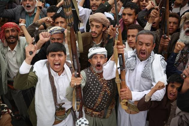 News Themen der Woche KW27 Mass Houthi protest in Sana a against Israeli attacks on Gaza - Houthi supporters shout slogans and hold up weapons during a protest against Israel, in Sana a, Yemen, 04 July 2025. IMAGO Sanaa Yemen Copyright: xHamzaxAlix