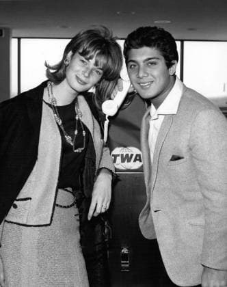 Bands Komponisten Instrumente Musiker Oper Orchester Schallplatten Sänger Songwriter Symphonien 3. März 1963 – Sänger Paul Anka ist mit seiner Braut, dem ehemaligen Model Anne De Zogheb, im Trans World Flight Center zu sehen, bevor er mit der TWA Starstream nach Los Angeles auf Geschäftsreise geht. Er bespricht dort einen Filmvertrag mit Filmmanagern. *** Bands Composers Instruments musicians Opera Orchestra Records Singers Songwriter Symphonies 3 March 1963 – Singers Paul Anka is with its Bride, the former Model Anne de Zogheb, at Trans World Flight Center to see, before he with the TWA Star Stream to Los Angeles at Business trip goes he discusses there a Film contract with Film managers  Copyright: xUnitedxArchivesx xkpaxKeystonex 19630303_baf_k09_167