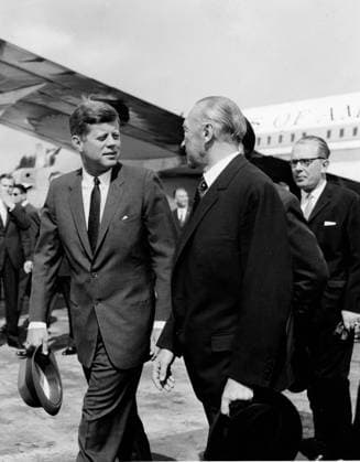 Präsident John F. Kennedy 1917 - 1963 23. Juni 1963 - Bonn, Deutschland - Der westdeutsche Bundeskanzler Konrad Adenauer begann seine politische Laufbahn als Mitglied des Kölner Stadtrats und wurde Oberbürgermeister der Stadt. Am 15. September 1949 wurde Adenauer zum Bundeskanzler der Bundesrepublik Deutschland gewählt. Im Bild: Präsident John F. Kennedy wird von Adenauer am Flughafen Wahn begrüßt. Im Hintergrund ist Kai-Uwe von Hassel zu sehen. Bonn Germany *** President John F Kennedy 1917 1963 23 June 1963 Bonn, Germany the West Germans Federal Chancellor Konrad Adenauer began its political Career as Member of Cologne City Council and was Lord Mayor the City on 15 September 1949 was Adenauer to Federal Chancellor the Federal Republic  Copyright: xUnitedxArchivesx xkpaxKeystonex 19630623_mab_k09_445