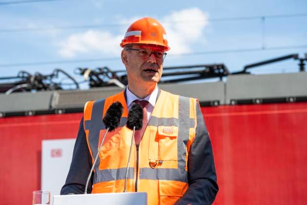 Testbetrieb einer automatisierten Lokomotive für Güterzüge. Im Bild der Bundesminister für Verkehr, Patrick Schnieder (CSU). Die DB Cargo stellte in Köln die erste Güterzuglokomotive vor, die für den automatisierten Betrieb umgerüstet wurde. Das Unternehmen zeigt sich überzeugt, dass die zukunftsorientierten Systeme ATO (Automatic Train Operation) und RTO (Remote Train Operation) den Güterverkehr verändern werde. Die Erprobung werde in den Niederlanden ab Oktober 2025 in den Niederlanden gestartet. Köln Nordrhein-Westfalen Deutschland *** Test operation of an automated locomotive for freight trains In the picture the Federal Minister of Transport, Patrick Schnieder CSU In Cologne, DB Cargo presented the first freight locomotive