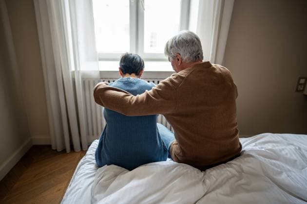 Verlust in einer älteren Familie, ein Paar umarmt sich, der Mann tröstet die trauernde Frau und bietet ihr emotionale Unterstützung Senior couple holding each other through grief, emotional turmoil and mental fatigue together. Bereavement struggle, depressive state, relationship crisis, life exhaustion, shared sorrow, rearview (License=RF) ,model released, Symbolfoto Copyright: xZoonar.com DmitriixMarchenkox 23709447 ,model released, Symbolfoto ,property released