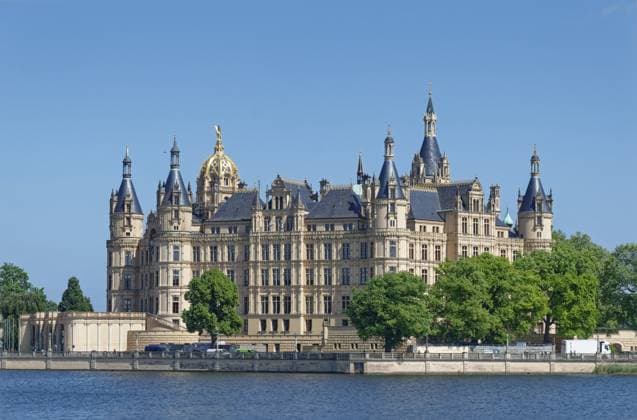 Das Schweriner Schloss, die ehemalige Hauptresidenz der Herzöge und Großherzöge von Mecklenburg-Schwerin, ist eine Fünfflügelanlage im Renaissance-Stil auf der Schlossinsel in Schwerin. Im Vordergrund der Burgsee. Das Schloss gehört zum UNESCO-Welterbe. Schwerin, Mecklenburg-Vorpommern, Deutschland, Europa Schwerin Castle, the former main residence of the Dukes and Grand Dukes of Mecklenburg-Schwerin, is a five-winged complex in the Renaissance style on the castle island in Schwerin. The castle lake is in the foreground. The castle is a UNESCO World Heritage Site. Schwerin, Mecklenburg-Western Pomerania, Germany, Europe Copyright: imageBROKER MarkusxBeck iblmbk13808387.jpg