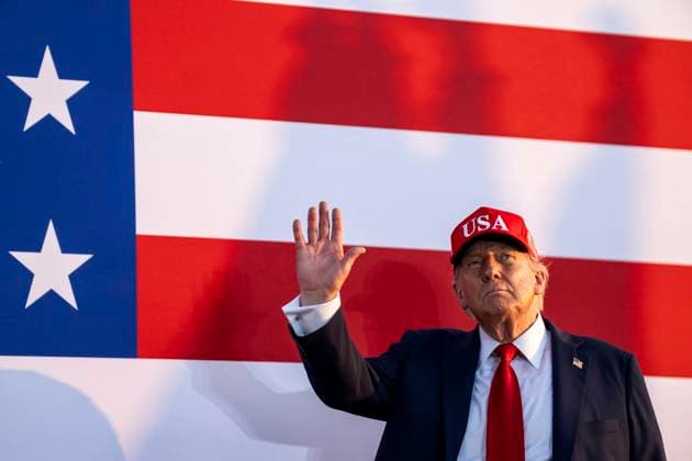July 3, 2025, Des Moines, Ia, United States of America: U.S. President Donald Trump, waves as he departs after addressing a Salute to America Celebration at the Iowa State Fairgrounds, July 3, 2025, in Des Moines, Iowa. Trump turned the Independence Day celebration into a rally and celebration of his accomplishments while attacking previous presidents. Des Moines United States of America - ZUMAp138 20250703_zaa_p138_020 Copyright: xDanielxTorok WhitexHousex