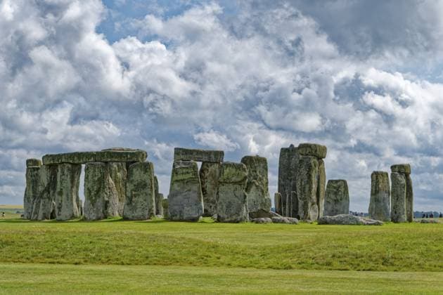 Stonehenge, National Trust, UNESCO-Weltkulturerbe, ist ein Megalith-Bauwerk der Jungsteinzeit und gilt als Kraftort. Die Anlage besteht aus einem ringförmigen Erdwall, in dessen Innerem sich verschiedene, um den Mittelpunkt gruppierte Formationen aus bearbeiteten Steinen befinden. Amesbury, Wiltshire, Süd-England, Großbritannien, Europa Stonehenge, a National Trust, UNESCO World Heritage Site, is a megalithic structure from the Neolithic period and is recognised as a place of power. The site consists of a ring-shaped earth wall, inside which there are various formations of carved stones grouped around the centre. Amesbury, Wiltshire, South England, Great Britain Copyright: imageBROKER MarkusxBeck iblmbk14249804.jpg