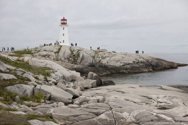Leuchtturm an felsiger Küste mit ruhigem Meer und Menschen unter bedecktem Himmel in Peggy s Cove, Nova Scotia, Kanada, Nordamerika Lighthouse on rocky coast with calm ocean and people under overcast sky in Peggy s Cove, Nova Scotia, Canada, North America Copyright: imageBROKER MarkxSpowart iblmsp14194639.jpg