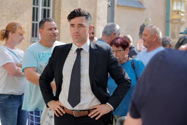 Protest gegen Sellner 04.07.2025, Chemnitz, Markt Rathaus, Für Freitag, den 04. Juli 2025, wurde Martin Sellner, der radikale Vordenker der Neuen Rechten in Europa und Kopf der Identitären Bewegung von den gleichgesinnten FREIEN SACHSEN zu einer öffentlichen Fraktionssitzung ins Chemnitzer Rathaus eingeladen. Auch wenn ihm das öffentliche Auftreten im Rathaus untersagt wurde, ist seitens der extrem rechten Freien Sachsen weiterhin eine Veranstaltung geplant, bei der Martin Sellner seinen sogenannten Masterplan Remigration vorstellen soll.Am 04. Juli ab 17 Uhr organisiert das zivilgesellschaftliche Bündnis Chemnitz verbindet einen Gegenprotest auf dem Chemnitzer Neumarkt. Im Rahmen des Protests soll eine Menschenkette gebildet