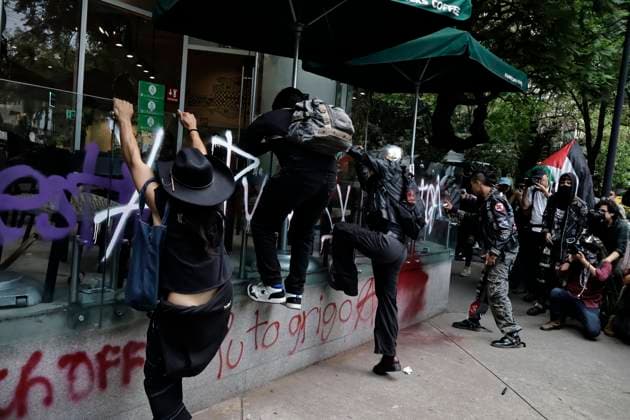 July 4, 2025, Mexico, Cdmx, Mexico: The Roma Norte, Roma Sur, Juo¡rez, and Condesa neighborhoods are some of the areas with the highest number of foreign residents in Mexico City. This has caused building, business, and service owners to raise prices excessively for Mexicans who have lived there for generations. In Espao±a Park in the Cuauhtemoc region of Mexico City, residents are protesting against the resulting gentrification. They will highlight the rising cost of renting apartments in Mexico City after the pandemic and the overpricing affecting residents due to the 2026 World Cup. With posters, slogans, and protests, they are demanding solutions from the Mexican government and setting limits on unregulated prices. Since the majorit - ZUMAp204 20250704_zip_p204_032 Copyright: xJosuexPerezx