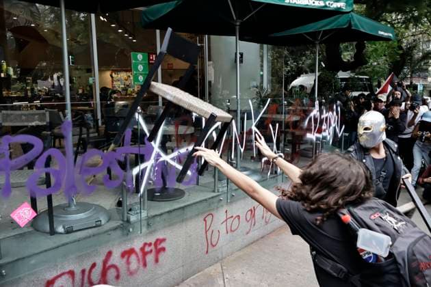 July 4, 2025, Mexico, Cdmx, Mexico: The Roma Norte, Roma Sur, Juo¡rez, and Condesa neighborhoods are some of the areas with the highest number of foreign residents in Mexico City. This has caused building, business, and service owners to raise prices excessively for Mexicans who have lived there for generations. In Espao±a Park in the Cuauhtemoc region of Mexico City, residents are protesting against the resulting gentrification. They will highlight the rising cost of renting apartments in Mexico City after the pandemic and the overpricing affecting residents due to the 2026 World Cup. With posters, slogans, and protests, they are demanding solutions from the Mexican government and setting limits on unregulated prices. Since the majorit - ZUMAp204 20250704_zip_p204_036 Copyright: xJosuexPerezx