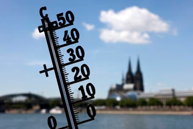 Extreme heat is causing problems for people in Germany With maximum temperatures of between 36 and 39 degrees, the heatwave also reached its peak in Cologne on the Rhine on Wednesday Themed picture, symbolic picture Cologne, 05 07 2025 NRW Germany Copyright: xChristophxHardtx