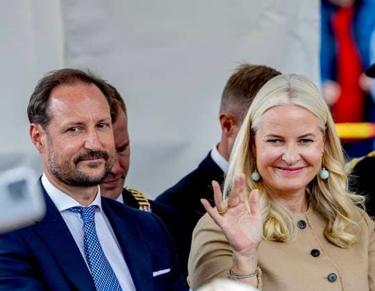 04-07-2025 Norway Princess Mette Marit and Prince Haakon attend the commemoration of the 200th anniversary of the emigration to America in Stavanger. Â  Copyright: xPPEx
