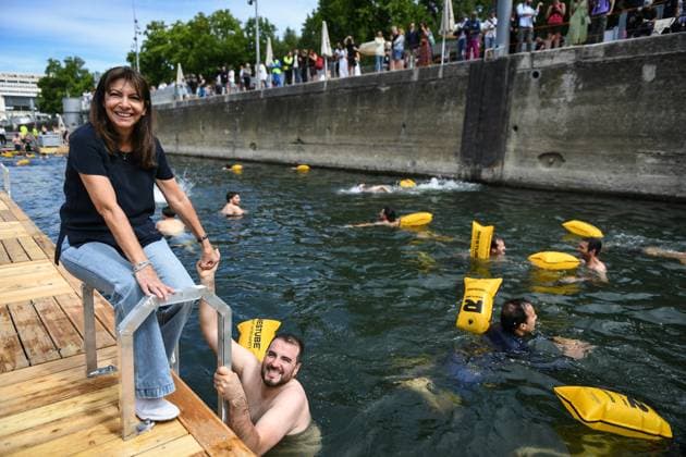 Bilder des Jahres 2025, News 07 Juli News Themen der Woche KW27 Opening Day Of The Grenelle Seine Bathing Site - Paris Mayor of Paris Anne Hidalgo talks with visitors during the inauguration of a swimming spot on the River Seine in Paris on July 5, 2025. Photo by Firas Abdullah ABACAPRESS.COM Paris Ile-de-France France  Copyright: xAbdullahxFiras ABACAx