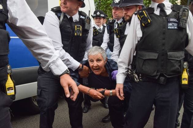 Bilder des Jahres 2025, News 07 Juli News Themen der Woche KW27 July 5, 2025, London, England, United Kingdom: Protesters arrest protesters in Parliament Square who were holding placards in support of Palestine Action, which has been banned under anti-terrorism laws. Being a member of, or showing support for, the activist group is now illegal in the UK. London United Kingdom - ZUMAv130 20250705_zip_v130_001 Copyright: xVukxValcicx