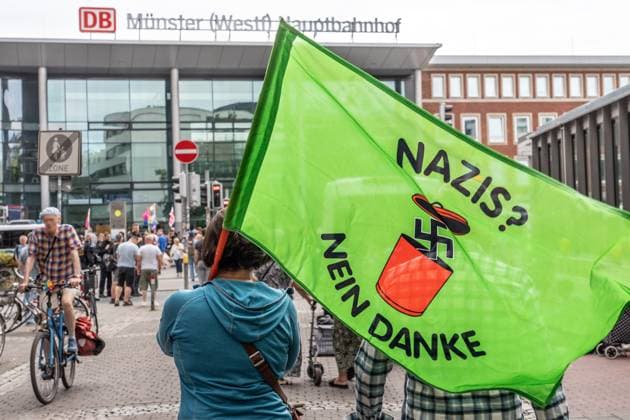 News Themen der Woche KW27 Gegendemonstration gegen Rechtsextremen Aufmarsch, Demo gegen Rechts, Teilnehmer mit Fahne Nazis? Nein danke, Münster, 5. Juli 2025 Deutschland, Münster, 5. Juli 2025, Teilnehmer der Gegendemonstration des Bündnisses: Keinen Meter den Nazis Münster, Fahne mit Slogan Nazis? Nein danke, Gegendemonstranten protestieren gegen die geplante Rechtsextreme Demo für den verstorbenen Dortmunder Rechtsextremisten Siegfried Borchardt (1953-2021), bekannt als SS-Sigi, Demonstration, *** Counter-demonstration against right-wing extremist march, demonstration against the right, participants with banner Nazis No thanks, Münster, July 5, 2025 Germany, Münster, July 5, 2025, participants of the counter-demonstration of the alliance Keinen Meter den Nazi