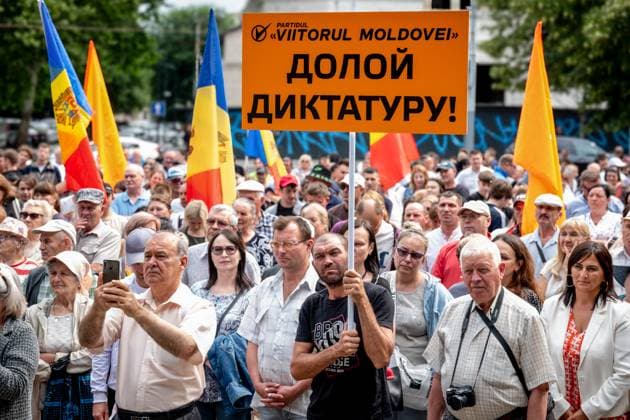 News Themen der Woche KW27 MOLDOVA, CHISINAU - JULY 5, 2025: A man holds a sign with a message reading Down with the dictatorship! during a protest organised by the Future of Moldova Party, part of Moldovaâ€™s opposition, to call for the resign of incumbent president Maia Sandu and the government formed by the ruling Party of Action and Solidarity. Vadim Denisov TASS  82239757