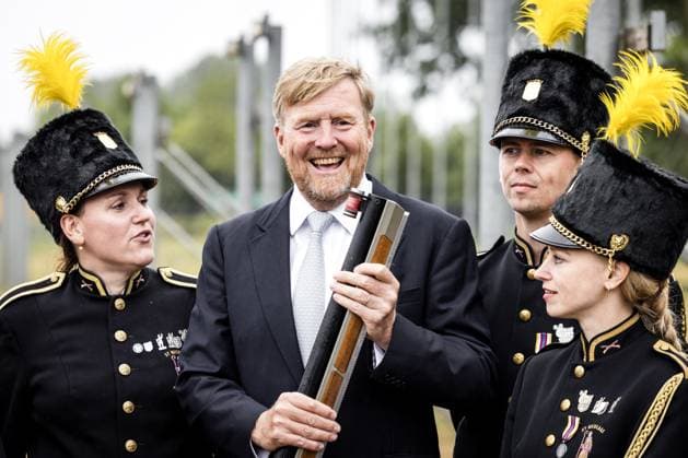Bilder des Jahres 2025, Entertainment 07 Juli Entertainment Themen der Woche KW27 Entertainment Bilder des Tages HEYTHUYSEN - King Willem-Alexander visits the competition grounds during the Old Limburg Archers Festival (OLS). During the OLS, some 135 marksmen from Limburg and Belgian Limburg competed in marching, music and long rifle shooting. ANP ROB ENGELAAR netherlands out - belgium out  Copyright: xx x531028925x originalFilename: 531028925.jpg
