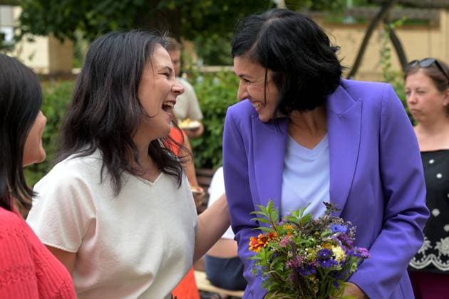 News Themen der Woche KW27 News Bilder des Tages Sommerfest der Grünen Potsdam Annalena Charlotte Alma Baerbock (Grüne, l.), ehemalige Bundesministerin des Auswärtigen, mit der parteiunabhängigen Potsdamer Oberbürgermeisterkandidatin Noosha Aubel. Potsdam Brandenburg Deutschland *** Summer party of the Greens Potsdam Annalena Charlotte Alma Baerbock Greens, l , former Federal Minister of Foreign Affairs, with the independent Potsdam mayoral candidate Noosha Aubel Potsdam Brandenburg Germany