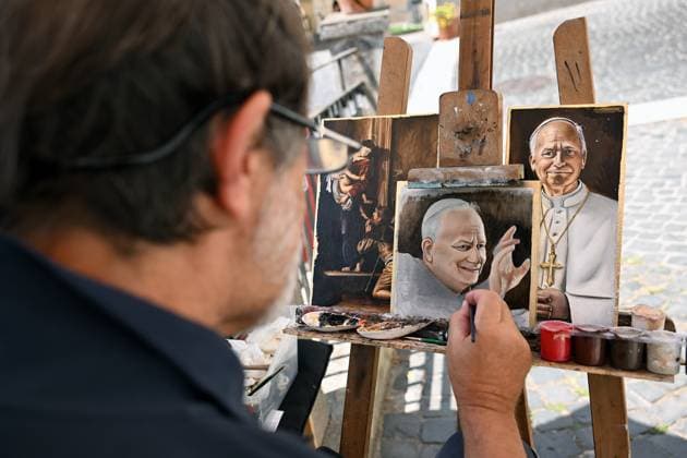 News Themen der Woche KW27 ITALY - CASTEL GANDOLFO , SOUTHEST OF ROME - 2025 7 6 Italy, Rome, Vatican, 2025 7 6 . Giovanni Mattiello, painter specializing in reproducing copies of Caravaggio, shows a portrait of Pope Leo XIV in the Bottega di Varavaggio in Castel Gandolfo, southeast of Rome, . EDITORIAL USE ONLY - NO BOOKS Copyright: xALESSIAxGIULIANIx
