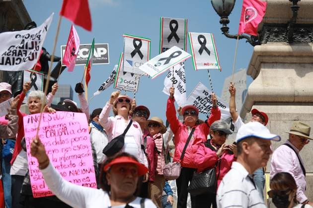 National rally to demand the annulment of the first judicial elections in Mexico MEXICO CITY, MEXICO - JULY 06: Demonstrators hold flags and banners during a rally to demand the annulment of the first judicial elections in Mexico, at Reforma avenue, in Mexico City, Mexico on July 06, 2025. Hundreds of members of opposition groups and members of the Mexican judiciary gathered to take part in a rally to demand the annulment of the first Mexico s judicial elections held on 1 June 2025, alleging irregularities and fraud in the electoral process. Daniel Cardenas Anadolu Mexico City Mexico. Editorial use only. Please get in touch for any other usage.  Copyright: x2025xAnadoluxDanielxCardenasx