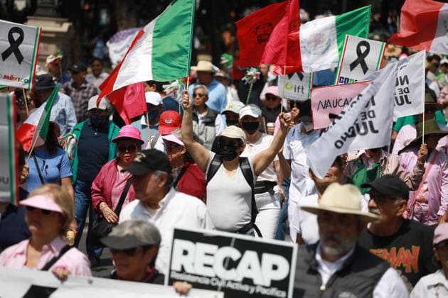 National rally to demand the annulment of the first judicial elections in Mexico MEXICO CITY, MEXICO - JULY 06: Demonstrators hold flags and banners during a rally to demand the annulment of the first judicial elections in Mexico, at Reforma avenue, in Mexico City, Mexico on July 06, 2025. Hundreds of members of opposition groups and members of the Mexican judiciary gathered to take part in a rally to demand the annulment of the first Mexico s judicial elections held on 1 June 2025, alleging irregularities and fraud in the electoral process. Daniel Cardenas Anadolu Mexico City Mexico. Editorial use only. Please get in touch for any other usage.  Copyright: x2025xAnadoluxDanielxCardenasx