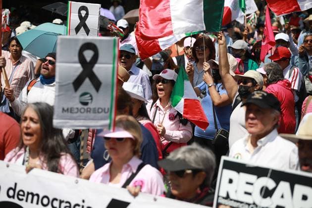 National rally to demand the annulment of the first judicial elections in Mexico MEXICO CITY, MEXICO - JULY 06: Demonstrators hold flags and banners during a rally to demand the annulment of the first judicial elections in Mexico, at Reforma avenue, in Mexico City, Mexico on July 06, 2025. Hundreds of members of opposition groups and members of the Mexican judiciary gathered to take part in a rally to demand the annulment of the first Mexico s judicial elections held on 1 June 2025, alleging irregularities and fraud in the electoral process. Daniel Cardenas Anadolu Mexico City Mexico. Editorial use only. Please get in touch for any other usage.  Copyright: x2025xAnadoluxDanielxCardenasx