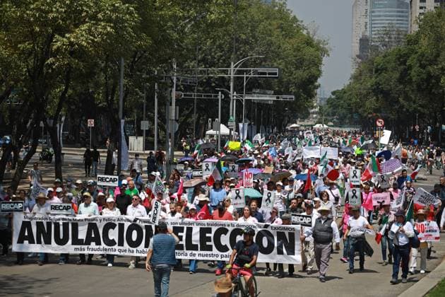 National rally to demand the annulment of the first judicial elections in Mexico MEXICO CITY, MEXICO - JULY 06: Demonstrators hold flags and banners during a rally to demand the annulment of the first judicial elections in Mexico, at Reforma avenue, in Mexico City, Mexico on July 06, 2025. Hundreds of members of opposition groups and members of the Mexican judiciary gathered to take part in a rally to demand the annulment of the first Mexico s judicial elections held on 1 June 2025, alleging irregularities and fraud in the electoral process. Daniel Cardenas Anadolu Mexico City Mexico. Editorial use only. Please get in touch for any other usage.  Copyright: x2025xAnadoluxDanielxCardenasx
