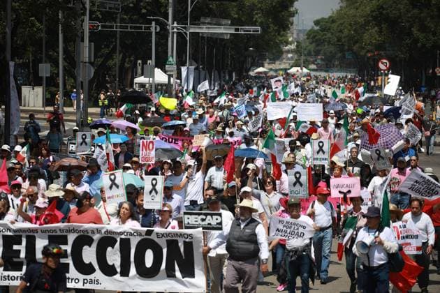 National rally to demand the annulment of the first judicial elections in Mexico MEXICO CITY, MEXICO - JULY 06: Demonstrators hold flags and banners during a rally to demand the annulment of the first judicial elections in Mexico, at Reforma avenue, in Mexico City, Mexico on July 06, 2025. Hundreds of members of opposition groups and members of the Mexican judiciary gathered to take part in a rally to demand the annulment of the first Mexico s judicial elections held on 1 June 2025, alleging irregularities and fraud in the electoral process. Daniel Cardenas Anadolu Mexico City Mexico. Editorial use only. Please get in touch for any other usage.  Copyright: x2025xAnadoluxDanielxCardenasx