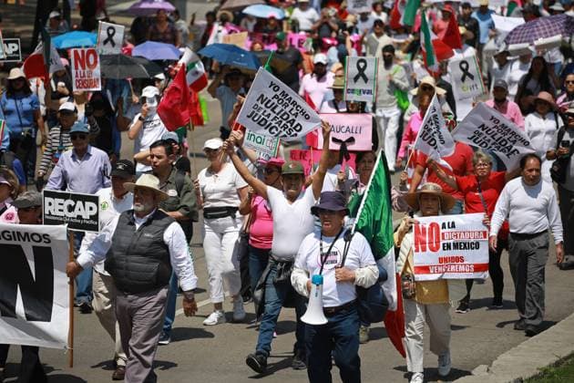 National rally to demand the annulment of the first judicial elections in Mexico MEXICO CITY, MEXICO - JULY 06: Demonstrators hold flags and banners during a rally to demand the annulment of the first judicial elections in Mexico, at Reforma avenue, in Mexico City, Mexico on July 06, 2025. Hundreds of members of opposition groups and members of the Mexican judiciary gathered to take part in a rally to demand the annulment of the first Mexico s judicial elections held on 1 June 2025, alleging irregularities and fraud in the electoral process. Daniel Cardenas Anadolu Mexico City Mexico. Editorial use only. Please get in touch for any other usage.  Copyright: x2025xAnadoluxDanielxCardenasx