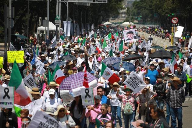 National rally to demand the annulment of the first judicial elections in Mexico MEXICO CITY, MEXICO - JULY 06: Demonstrators hold flags and banners during a rally to demand the annulment of the first judicial elections in Mexico, at Reforma avenue, in Mexico City, Mexico on July 06, 2025. Hundreds of members of opposition groups and members of the Mexican judiciary gathered to take part in a rally to demand the annulment of the first Mexico s judicial elections held on 1 June 2025, alleging irregularities and fraud in the electoral process. Daniel Cardenas Anadolu Mexico City Mexico. Editorial use only. Please get in touch for any other usage.  Copyright: x2025xAnadoluxDanielxCardenasx