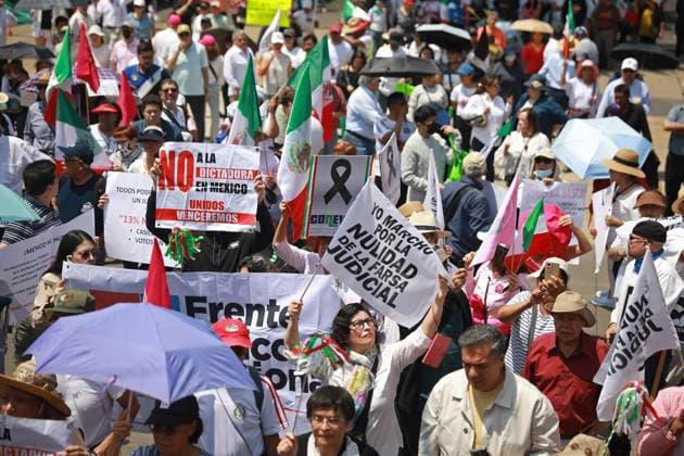 National rally to demand the annulment of the first judicial elections in Mexico MEXICO CITY, MEXICO - JULY 06: Demonstrators hold flags and banners during a rally to demand the annulment of the first judicial elections in Mexico, at Reforma avenue, in Mexico City, Mexico on July 06, 2025. Hundreds of members of opposition groups and members of the Mexican judiciary gathered to take part in a rally to demand the annulment of the first Mexico s judicial elections held on 1 June 2025, alleging irregularities and fraud in the electoral process. Daniel Cardenas Anadolu Mexico City Mexico. Editorial use only. Please get in touch for any other usage.  Copyright: x2025xAnadoluxDanielxCardenasx