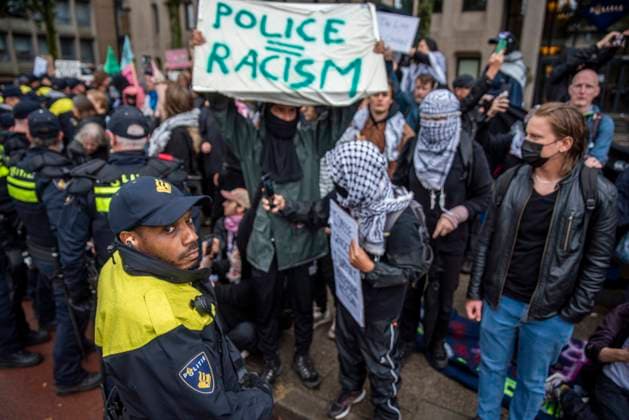 Bilder des Jahres 2025, News 07 Juli News Themen der Woche KW27 News Bilder des Tages July 6, 2025, The Hague, South Holland, Netherlands: A demonstrator holds a large protest sign reading Ã¢â‚¬oePolice = RacismÃ¢â‚¬Â. On July 6, 2025, activists marched through The Hague, the Netherlands, protesting police violence against non-violent demonstrators. Recently, police used violent tactics against protestors blocking a Dutch highway during the 2025 NATO Summit, causing several broken bones. The Hague Netherlands - ZUMAp202 20250706_zip_p202_022 Copyright: xJamesxPetermeierx