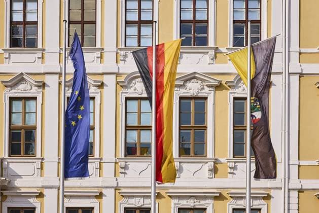Landtag, Fahnenmasten, Flaggen, Europaflagge, Deutschlandflagge, Flagge Sachsen-Anhalt, historische Architektur, Baustil Barock, Fassade, Fenster, sonnig, Domplatz, Magdeburg, Landeshauptstadt, kreisfreie Stadt, Sachsen-Anhalt, Deutschland, Europa State parliament, flagpoles, flags, European flag, German flag, Saxony-Anhalt flag, historical architecture, baroque architectural style, façade, window, sunny, cathedral square, Magdeburg, state capital, independent city, Saxony-Anhalt, Germany, Europe Copyright: imageBROKER OlafxSchulz iblosz14155623.jpg