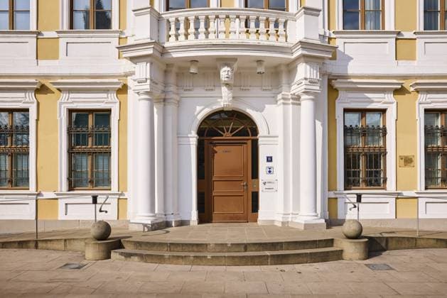 Landtag, historische Häuser, Baustil Barock, Fassade, Fenster, Eingangsbereich, Tür, Treppe, sonnig, Domplatz, Magdeburg, Landeshauptstadt, kreisfreie Stadt, Sachsen-Anhalt, Deutschland, Europa State parliament, historic houses, baroque architectural style, facade, window, entrance area, door, staircase, sunny, cathedral square, Magdeburg, state capital, independent city, Saxony-Anhalt, Germany, Europe Copyright: imageBROKER OlafxSchulz iblosz14155628.jpg