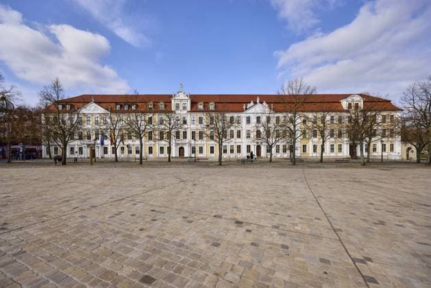 Landtag, historisches Gebäude, Baustil Barock, kahle winterliche Bäume, diffuses Licht, blauer Himmel, Cumuluswolken, Domplatz, Magdeburg, Landeshauptstadt, kreisfreie Stadt, Sachsen-Anhalt, Deutschland, Europa State parliament, historical building, baroque architectural style, bare wintry trees, diffuse light, blue sky, cumulus clouds, cathedral square, Magdeburg, state capital, independent city, Saxony-Anhalt, Germany, Europe Copyright: imageBROKER OlafxSchulz iblosz14155636.jpg
