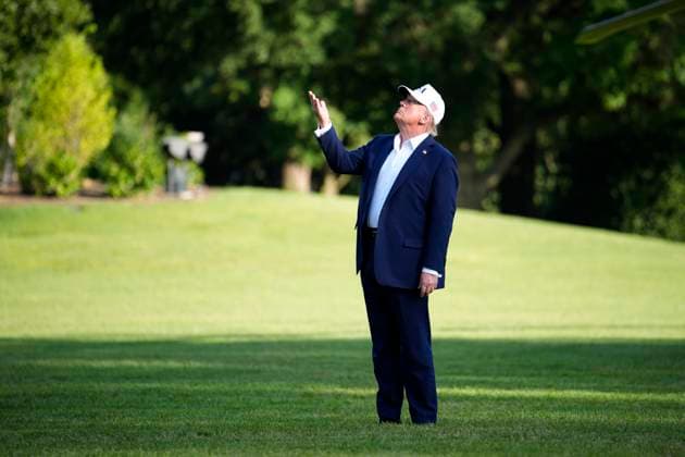 News Themen der Woche KW27 News Bilder des Tages July 6, 2025, Washington, District Of Columbia, USA: United States President Donald J Trump looks at the giant American flag on the South Lawn of the White House in Washington, DC, US, as he returns after spending the weekend in Bedminster, New Jersey on July 6, 2025 Washington USA - ZUMAs152 20250706_faa_s152_004 Copyright: xYurixGripasx-xPoolxviaxCNPx