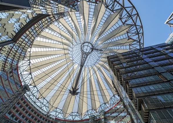 Tiefblick auf das Glasdach von Das Center am Potsdamer Platz, früher bekannt als Sony Center, Berlin, Deutschland, Europa Low-angle view of the glass roof of Das Center at Potsdamer Platz, formerly known as the Sony Center, Berlin, Germany, Europe Copyright: imageBROKER PetrxSvarc iblpsi14229811.jpg