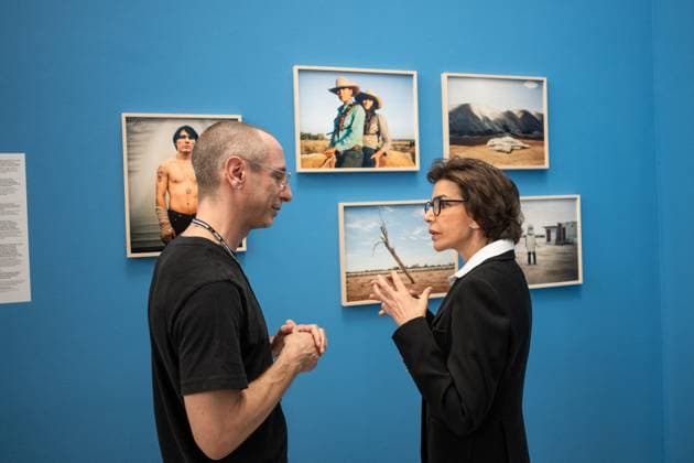 Bilder des Jahres 2025, News 07 Juli News Themen der Woche KW27 Rachida Dati at Rencontres Internationales de la Photographie 2025 - Arles Minister of Culture Rachida Dati (talking with Elias Redstone) during a preview visit of the exhibitions On country: Photography from Australia at the Rencontres Internationales de la Photographie (RIP) 2025, which officially opens on July 07, in Arles, France on July 06, 2025. Photo by Laurent Coust ABACAPRESS.COM Arles France  Copyright: xCoustxLaurent ABACAx
