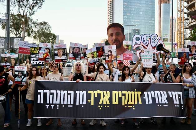 Bilder des Jahres 2025, News 07 Juli News Themen der Woche KW27 (250707) -- TEL AVIV, July 7, 2025 -- People demonstrate in Tel Aviv, Israel on July 6, 2025, calling for a permanent ceasefire in Gaza and a deal with Hamas to secure the release of hostages. (Photo by Xinhua) ISRAEL-TEL AVIV-GAZA-CEASEFIRE-DEMONSTRATION JamalxAwad 