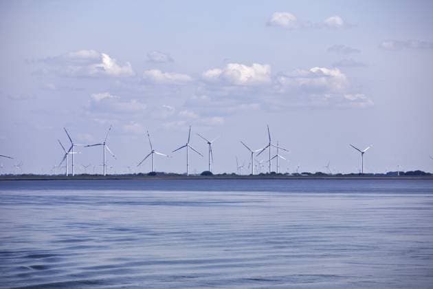 Nationalpark Schleswig-Holsteinisches Wattenmeer mit dem Blick auf Windkraftanlagen am Festland, Nordfriesland, Deutschland, Europa Schleswig-Holstein Wadden Sea National Park with a view of wind turbines on the mainland, North Frisia, Germany, Europe Copyright: imageBROKER StefanxZiese iblszi13858237.jpg