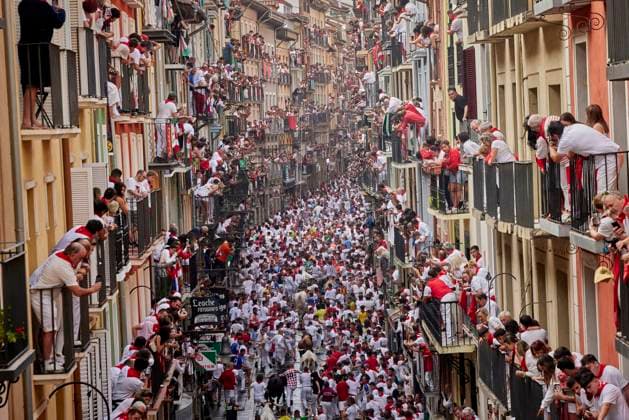 Bilder des Jahres 2025, News 07 Juli News Themen der Woche KW28 July 7, 2025, Pamplona, Navarre, Spain: People take part in the traditional encierro (bull-run) of the San Fermin Festival in Pamplona, Spain on July 07, 2025. The bull-running fiesta is held annually from 06 to 14 July in commemoration of the city s patron saint. Visitors from all over the world attend the festival. Many of them physically participate in the highlight event - the running of the bulls, or encierro - where they attempt to outrun the animals along a route through the narrow streets of Pamplona s old city. Pamplona Spain - ZUMAa206 20250707_zsp_a206_010 Copyright: xRubenxAlbarranx